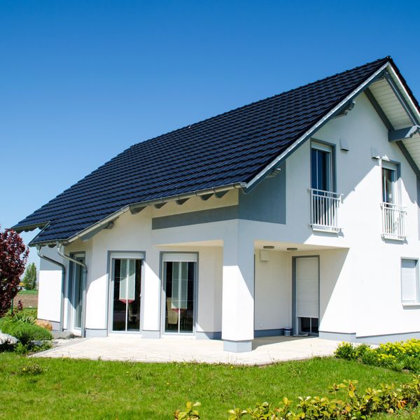 屋根の防水工事なら豊富な施工実績を持つ北九州の信秀工業へお任せください